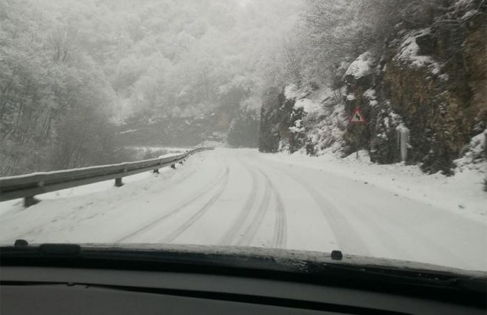 FOTO: Dobojski Info | PUTEVI: Snijeg usporava saobraćaj u višim predjelima