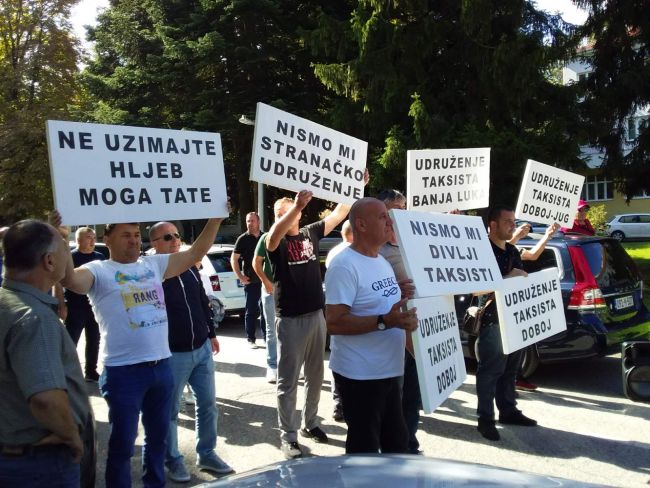 FOTO: Dobojski Info | PROTEST UDRUŽENJA DOBOJSKIH TAKSISTA: "Eurotaxi je stranačko udruženje".