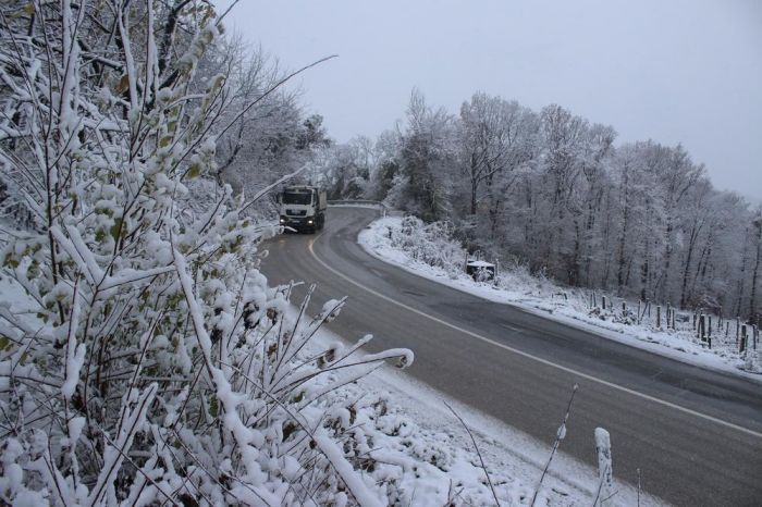 FOTO: Dobojski Info | PUTEVI: Poledica na dionici Foča-Dobro Polje, gusta magla na auto-putu Zenica-Sarajevo