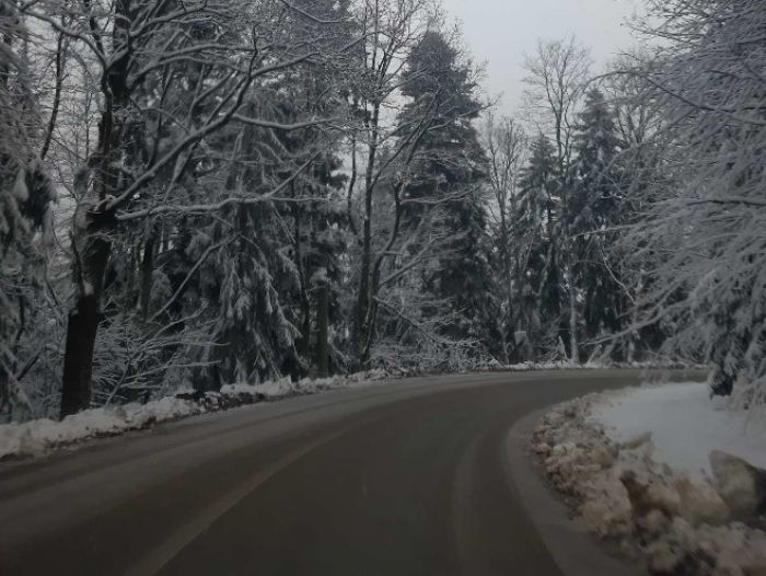 FOTO: Dobojski Info | PUTEVI: Poledica na vlažnim lokalitetima, magla u kotlinama