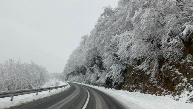 FOTO: Dobojski Info | PUTEVI: Poledica na kolovozu, magla u kotlinama i duž rijeka