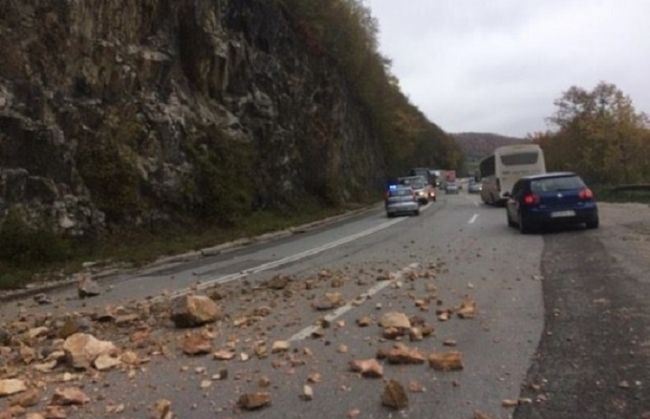 FOTO: Dobojski Info | PUTEVI: Povećana opasnost od odrona