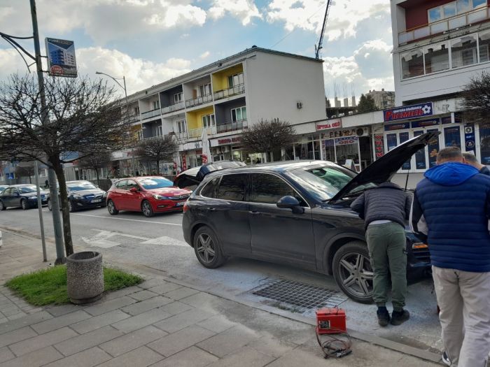 FOTO: Dobojski Info | ZAPALIO SE AUTOMOBIL U POKRETU: Buktinja u Ulici Svetog Save. Zastoj saobraćaja. (FOTO) (VIDEO)