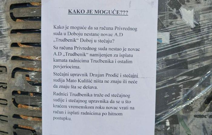 FOTO: Dobojski Info | KAKO JE TO MOGUĆE: Doboj osvanuo obljepljen plakatima o navodnom nestalom novcu iz stečajnog postupka AD „Trudbenik“