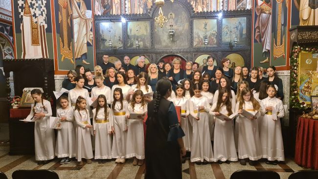 FOTO: Dobojski Info | DOBOJ: Horovi "Bogoljublje" i "Javor" održali Božićni koncert