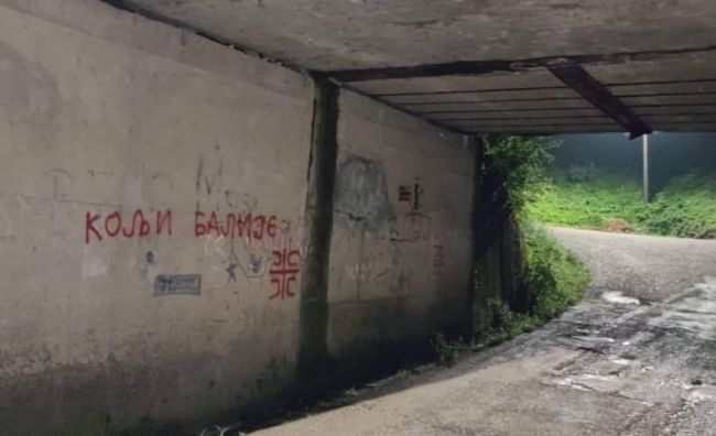 FOTO: Faktor | DOBOJ: Ispisali uvredljive grafite, policija traga za vandalima