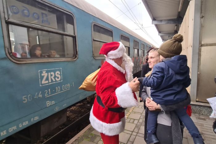 FOTO: Dobojski Info | DOBOJ: &quot;Novogodišnji voz&quot; i podjela paketića za mališane