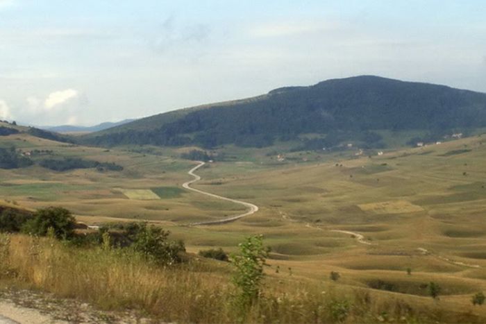 FOTO: Dobojski Info | PUTEVI: Privremena obustava saobraćaja na putu Han Kola - Stričići zbog bojevog gađanja