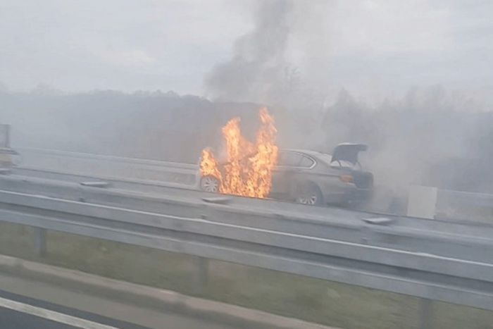 FOTO: Dobojski Info | DOBOJ: Automobil se zapalio, vatra zahvatila prednji dio