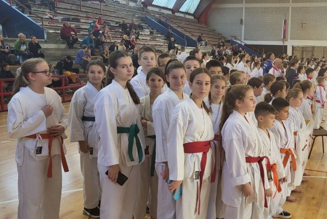 FOTO: Dobojski Info | APATINSKI KARATE KUP 2023: Karate lub "Vila" osvojio petnaest medalja