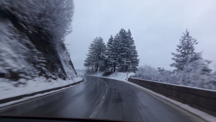 FOTO: Dobojski Info | PUTEVI: Mjestimično vlažni kolovozi i poledica u višim predjelima