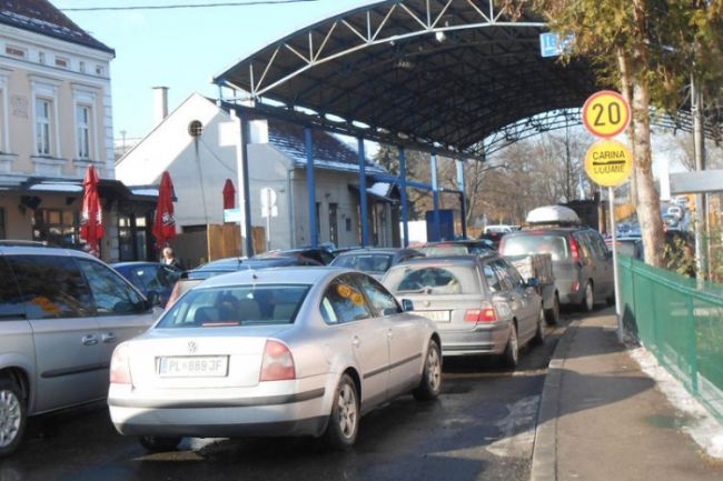 FOTO: Dobojski Info | GUŽVA U OBA SMJERA: Na pojedinim graničnim prelazima pojačana frekvencija saobraćaja