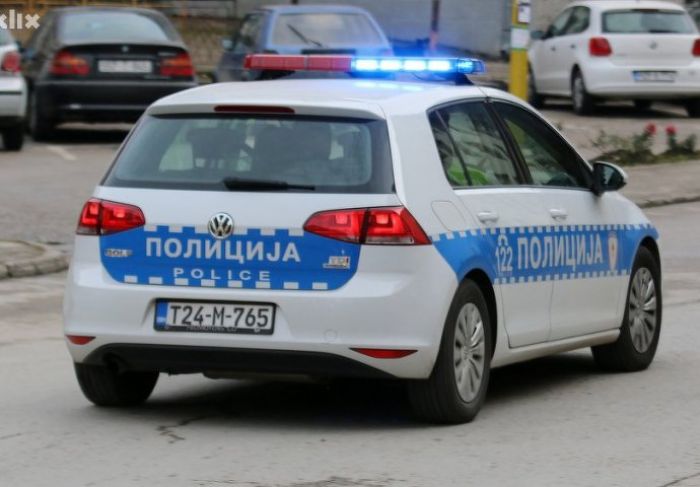 FOTO: Dobojski Info | ZAPALJEN DŽIP U DOBOJU? – Policija blokirala ulicu Kneza Miloša