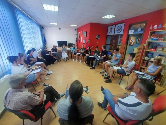 FOTO: Dobojski Info | DOBOJ KAO MJESTO DIJALOGA VETERANA I MLADIH: Priče o prošlosti ne mogu biti tabu teme