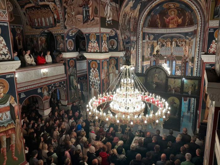 VASKRS U DOBOJU: Vjerni narod uz svoju crkvu.