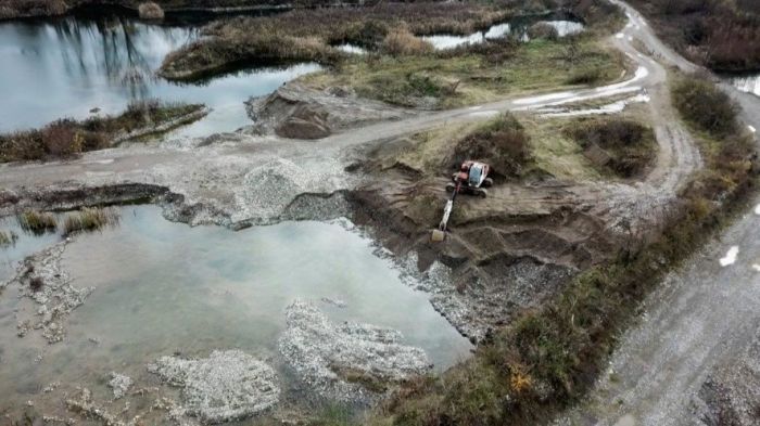 FOTO: Dobojski Info | Za beskrupuloznu pljačku i devastaciju u Osječanima, za koju vlast “nije znala” dok je na nju nisu upozorili građanski aktivisti, još niko nije odgovarao – ni za učešće u njoj ni za njeno višegodišnje prikrivanje