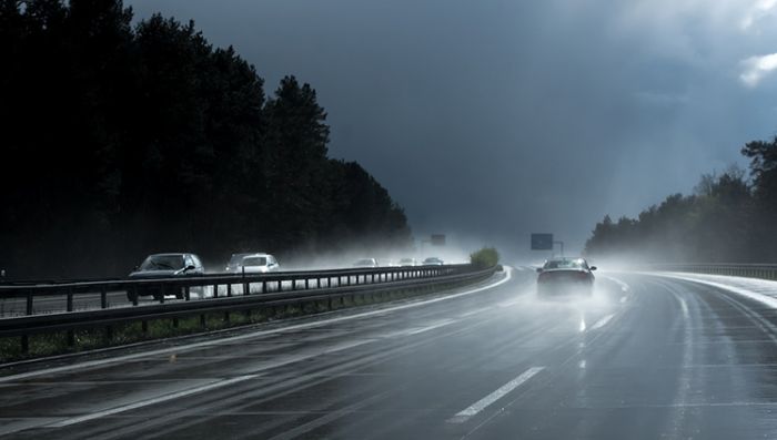 FOTO: Dobojski Info | PUTEVI: Mokri i klizavi kolovozi, smanjena vidljivost