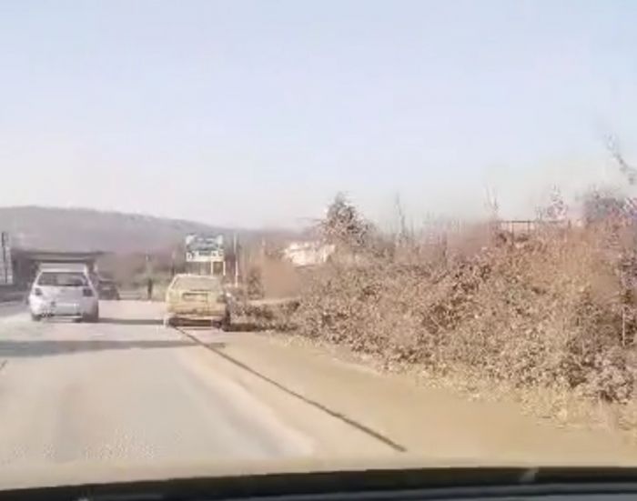 FOTO: Dobojski Info | NAPUŠTENI I NEOZNAČENI AUTOMOBIL UGROŽAVA BEZBJEDNOST: Ko brine za učesnike u saobraćaju?