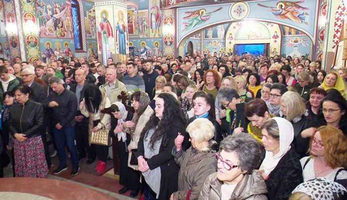 FOTO: RTV Doboj | Dobojlije u velikom broju dočekale Vaskrs u Hramu Rođenja Presvete Bogorodice