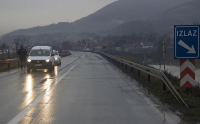 FOTO: Dobojski Info | PUTEVI: Kolovozi mjestimično vlažni, jak vjetar u Hercegovini