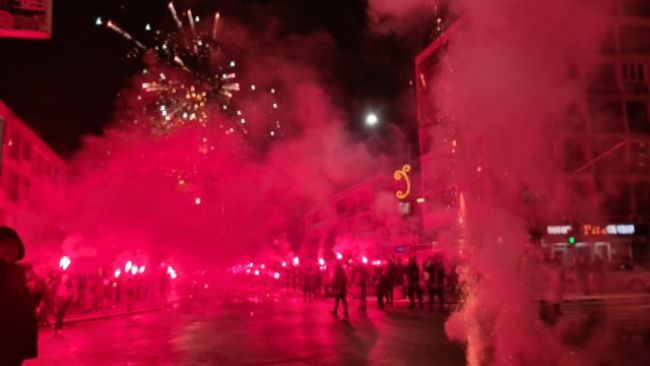 FOTO: Dobojski Info | DOBOJ: Bakljada navijačke grupe “Vojvode 1990” povodom 32. rođendana Srpske