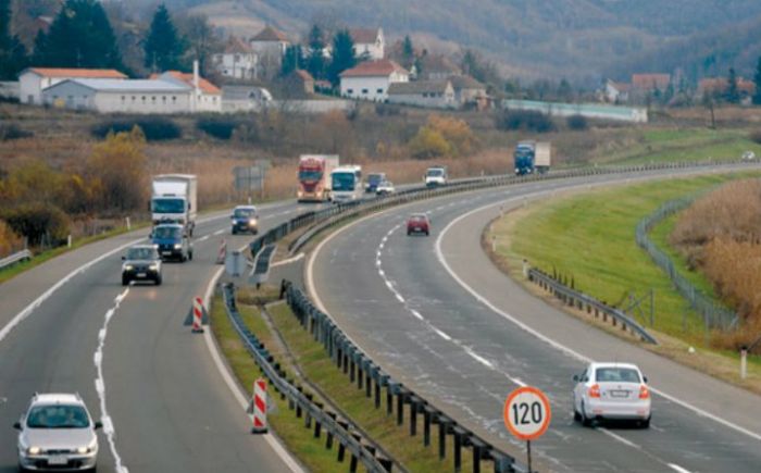 FOTO: Dobojski Info | PUTEVI: Saobraćaj bez zastoja osim na mjestima izvođenja radova