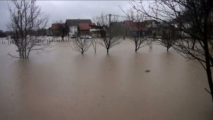 FOTO: Dobojski Info | Vanredno u Kozarskoj Dubici, klizište prijeti pucanju nasipa