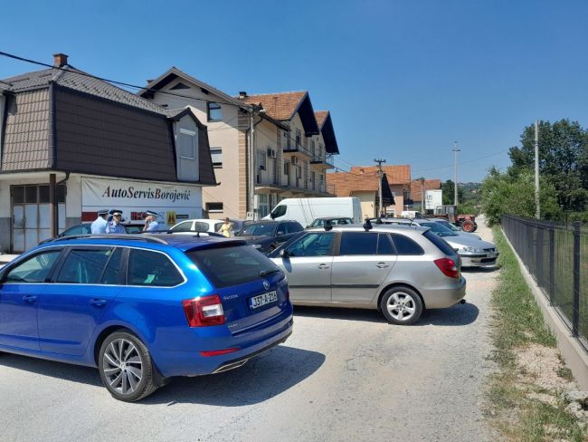 FOTO: Dobojski Info | BLOKADA SAOBRAĆAJA NA "SFOROVOM PUTU": Opozicionar Borojević organizovao obećani protest.