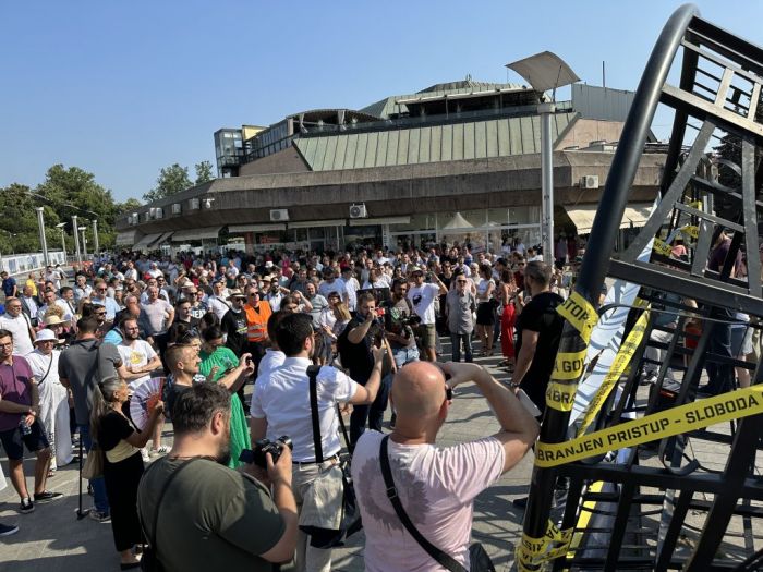 FOTO: Capital | Novinari i aktivisti poručili poslanicima: Ne dižite ruku za ovaj zakon