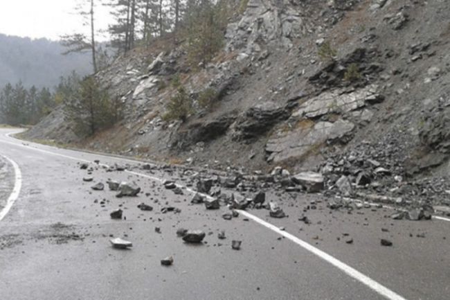 FOTO: Dobojski Info | PUTEVI: Povećana opasnost od odrona u usjecima