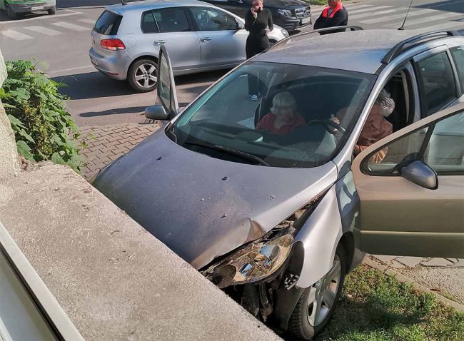 FOTO: Dobojski Info | DOBOJ: Još jedan sudar na "čuvenoj" raskrsnici u ulici Kneza Lazara