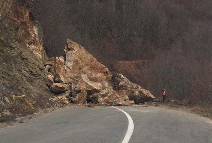 FOTO: Dobojski Info | PUTEVI: Mjestimično mokri kolovozi, učestali odroni