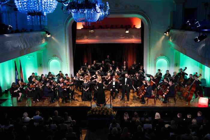 FOTO: Dobojski Info | SPEKTAKL U UNIVERZITETSKOM GRADU: Godišnji koncert &quot;Poklon Republiciˮ