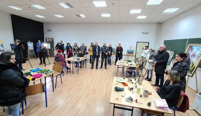 FOTO: Dobojski Info | DOBOJ: Izložba rukotvorina “I ovo smo mi – vrijedne, vidljive i ponosne” (FOTO)