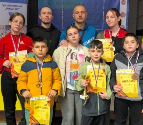 DOBOJLIJE BRILJIRALI U SUBOTICI: Karate klub "Vila" osvojio pet medalja