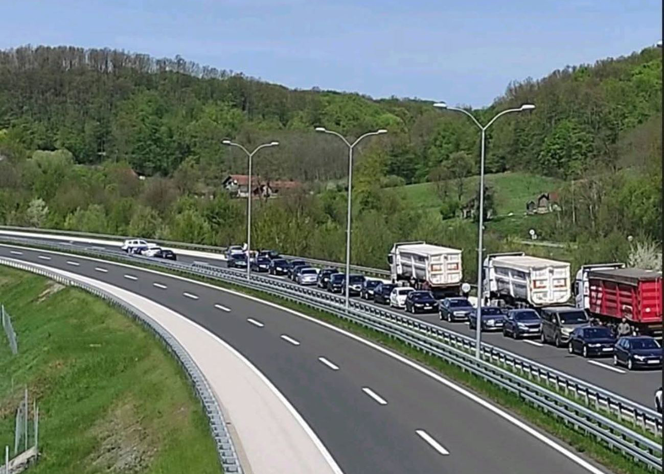 Normalizovan saobraćaj na autoputu „9. januar“: U nesreći poginuo motociklista