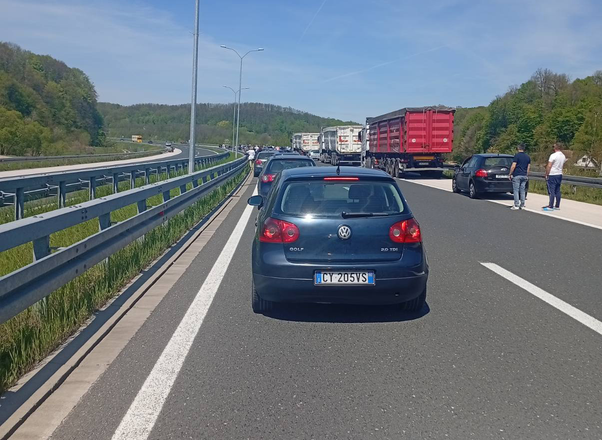 SUDAR AUTOMOBILA I MOTOCIKLA Prekid saobraćaja na dionici autoputa Prnjavor–Banjaluka