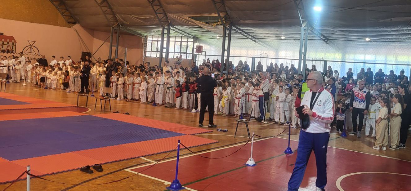 (FOTO) VILA IZ DOBOJA USPJEŠNA U TITELU: Mladi karatisti osvojili 18 medalja