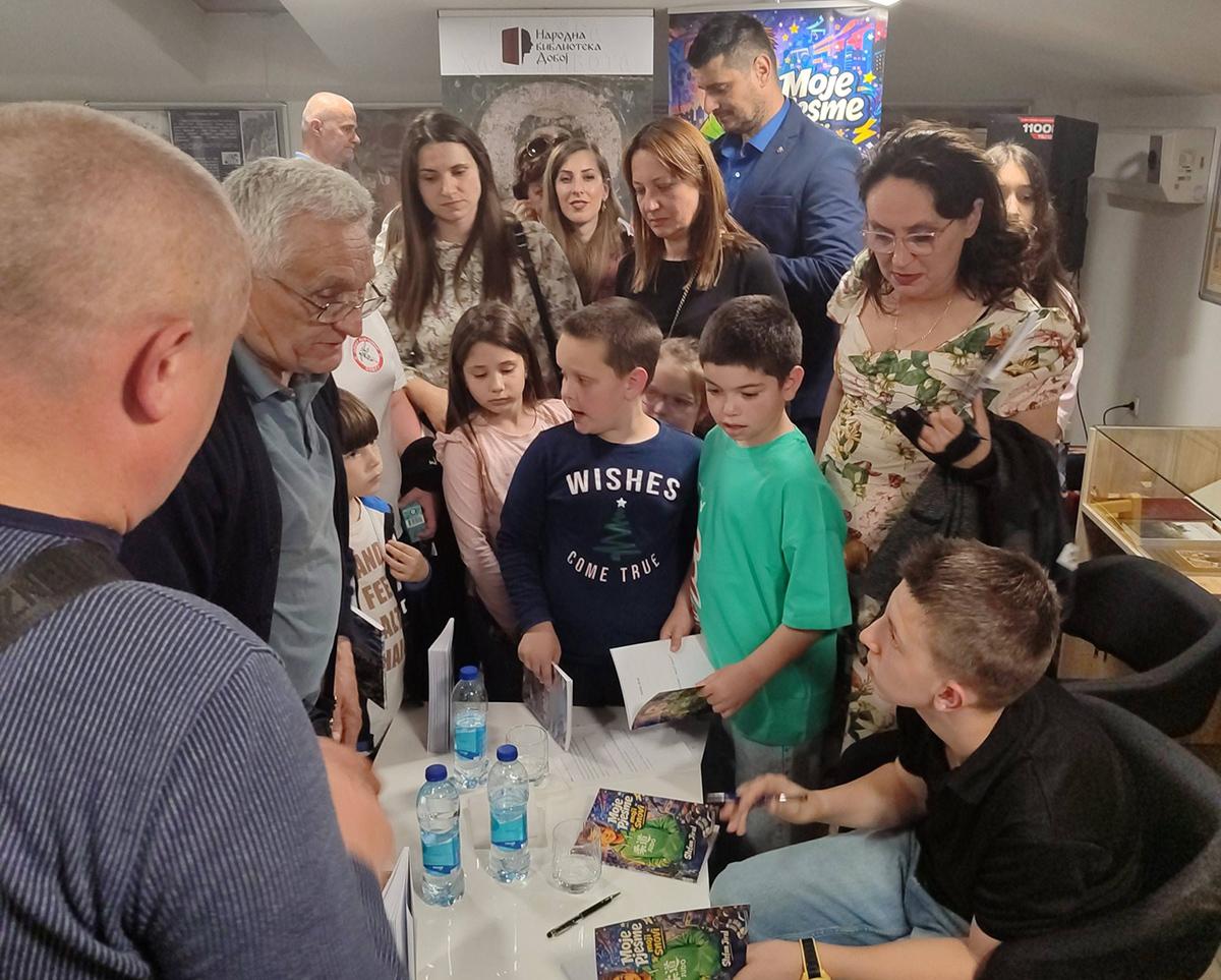 (FOTO) DOBOJ: Trinaestogodišnji Stefan Jiral predstavio svoju zbirku poezije