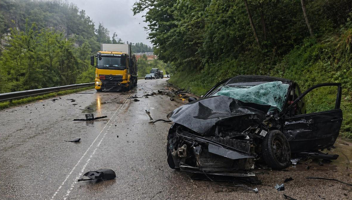 SAOBRAĆAJNA NEZGODA U GAVRIĆIMA: Obustavljen saobraćaj na putu Doboj–Gračanica, povrijeđen vozač iz Doboja