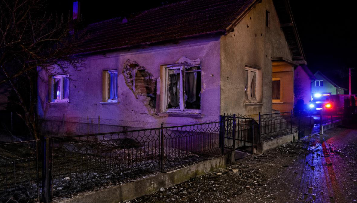 PETROVO: Vatrenim oružjem i eksplozivnom napravom oštećena porodična kuća, jedna osoba lakše povrijeđena