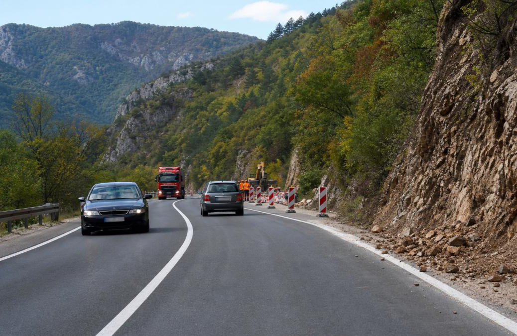 PUTEVI: Povoljni uslovi za vožnju, oprez zbog odrona i radova na više putnih pravaca
