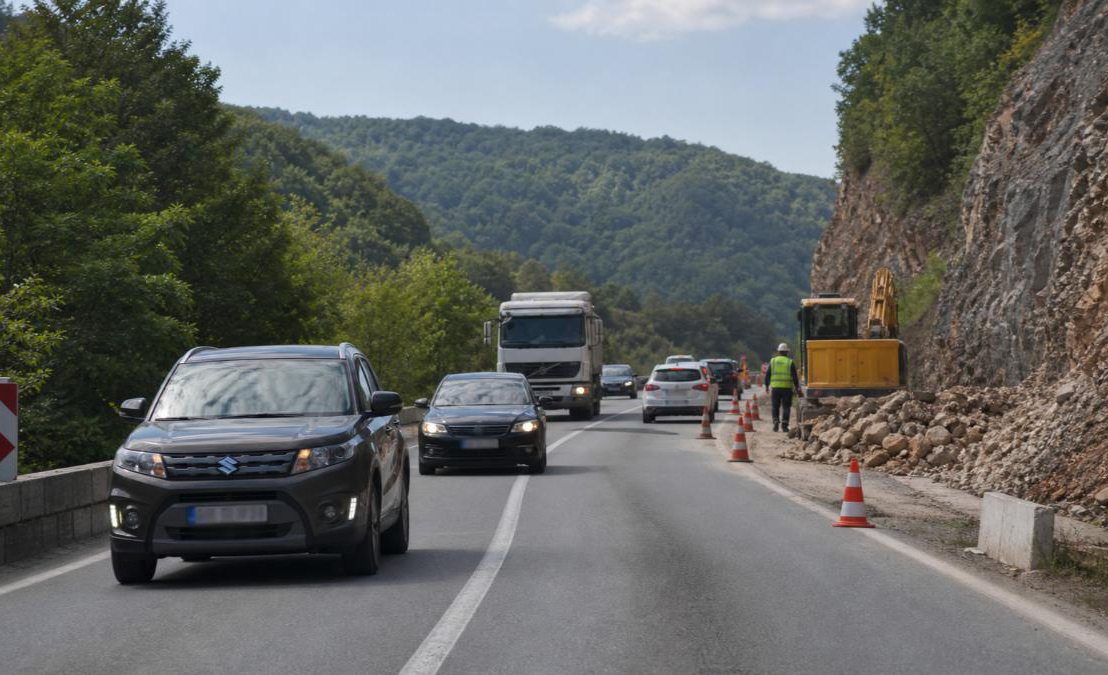 PUTEVI: Vozi se redovno, oprez zbog radova, odrona i zastoja na granici