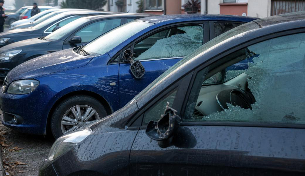 U DOBOJU OŠTEĆENO SEDAM VOZILA: Policija identifikovala dva lica