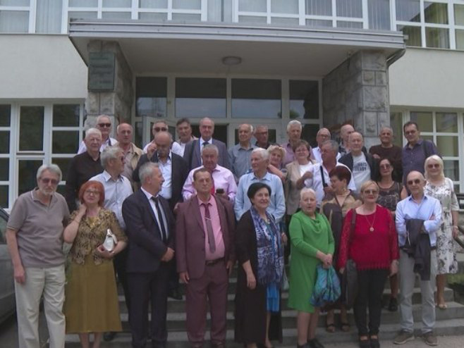 (VIDEO) DOBOJ: Gimnazijalci obilježili 50 godina mature i ponovo sjeli u školske klupe