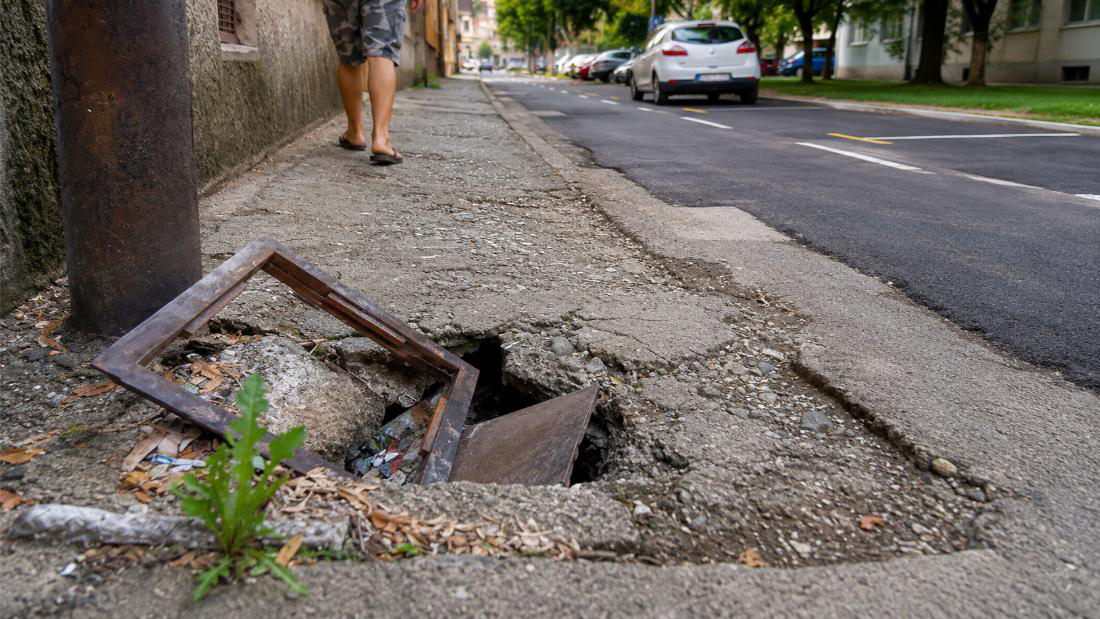 (FOTO) Otvorena šahta kod Hitne pomoći: Da li u Doboju neko mora nastradati da bi gradska vlast pogledala na šta liče ulice?