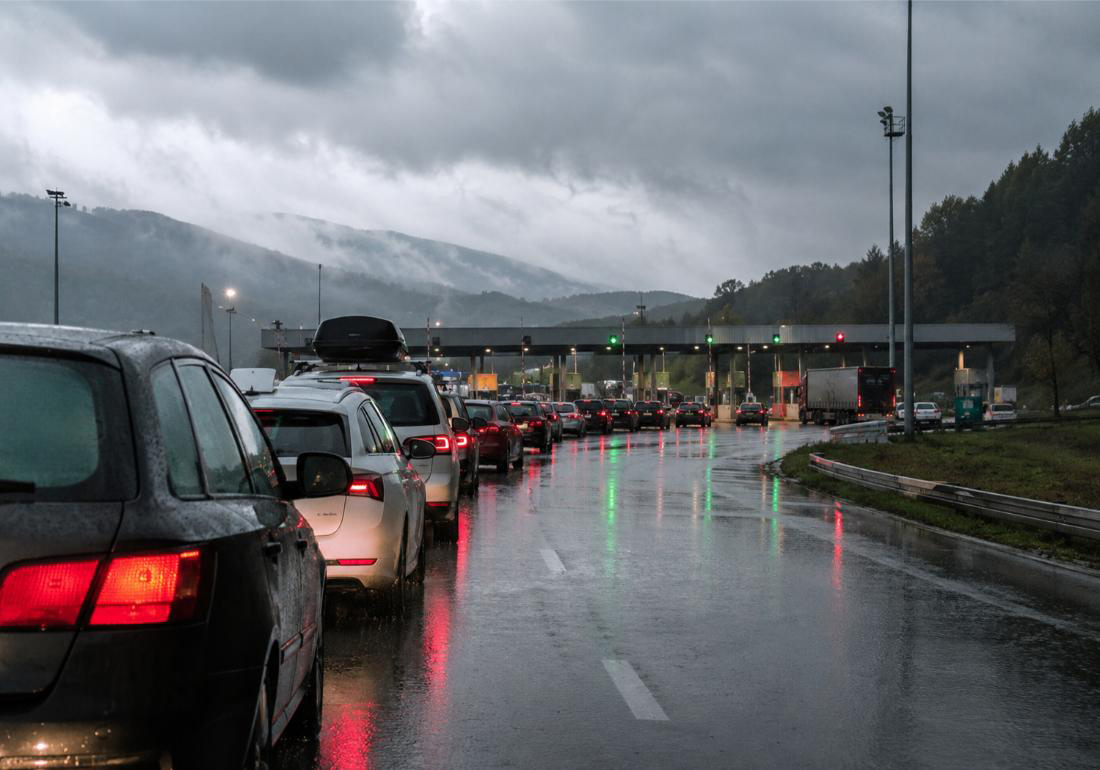 PUTEVI: Mokri putevi i gužve na granicama. Oprez u saobraćaju!
