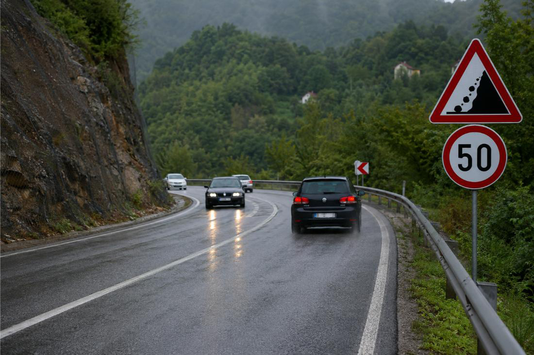 PUTEVI: Mokri kolovozi i magla, očekuje se pojačan saobraćaj