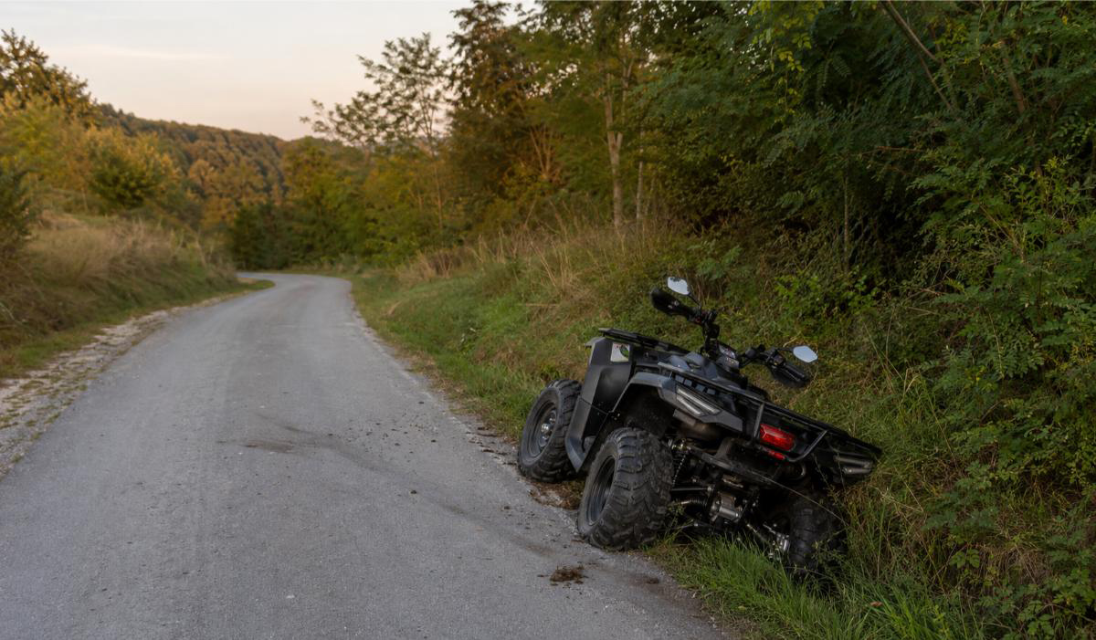 DOBOJ: Maloljetnik teško povrijeđen nakon slijetanja kvada s kolovoza