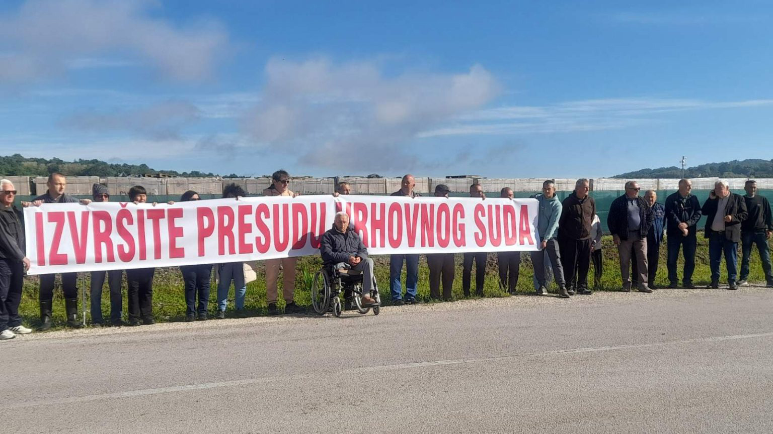 Podnovlje pod pritiskom: Napadnuta novinarka BN TV, mještane policija poziva zbog bilborda